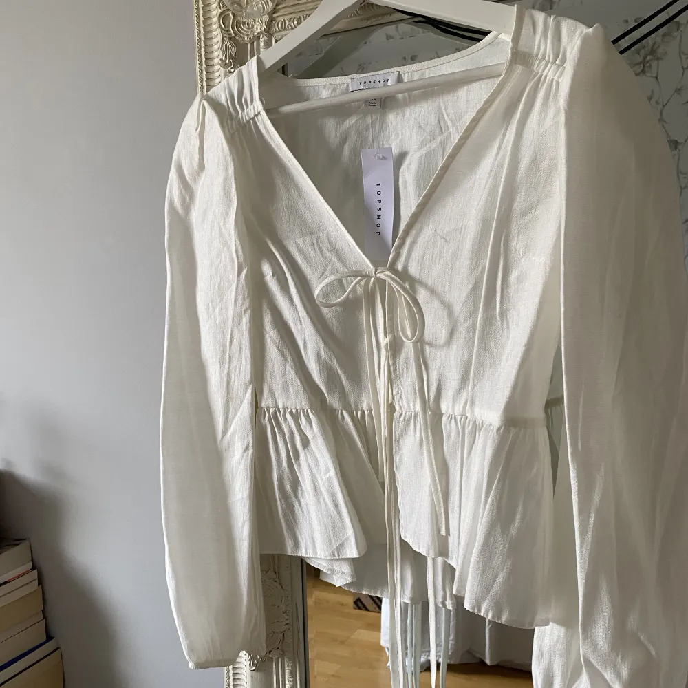 Jättesöt blus med knytdetaljer från TopShop! Säljs oanvänd med lapp kvar🪩. Blusar.