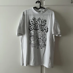 Bikini bottom T-shirt - Använd endast 1 gång, säljs inte längre, står storlek XS men passar även S då tröjan är Oversized💗