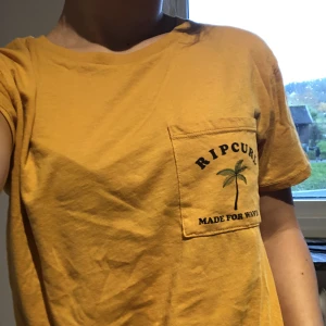 Superskön surfar T-shirt  - T-shirt med surfer-vibes med coolt tryck på baksidan för både killar och tjejer!