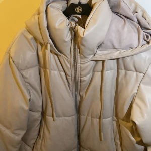 Dam Vinter jacka  - Säljer min Vinter jacka, eftersom använder inte den längre. I en bra skick och är jätte varm inuti. Använd bara 3 ggr. 