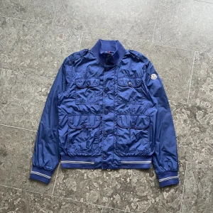 Moncler delonix - Tjenare! Säljer nu denna moncler delonix. Skick 9/10, felfri. Allt og finns. Pris 2499kr, men tar emot prisförslag. Bar att skicka ett meddelande ifall ni har frågor!