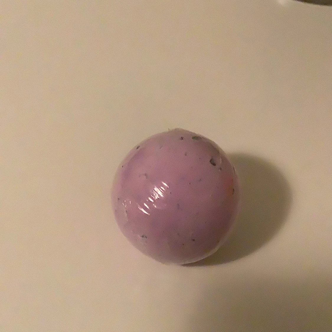 En badbomb som är rosa 