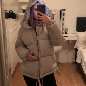 Beige vinterjacka  - Säljer nu min mysiga och varma vinterjacka, den är endast använd 1 gång så den är i nyskick