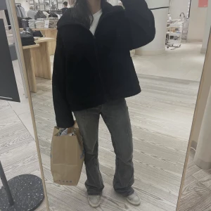 Teddy jacka - Säljer denna eftertraktade teddyjackan från HM 🩶