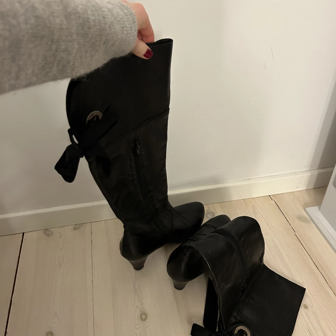 Svarta klackstövlar  - 90