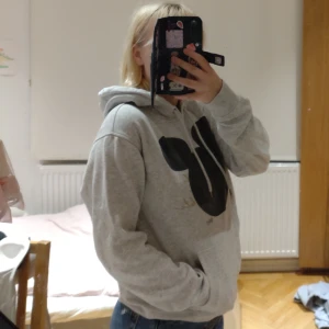 Mickey Mouse hoodie - Jätteskön grå hoodie med svart Musse pigg tryck. Den är använd och är lite sliten som man ser på sista bilden, men bra skick i övrigt 