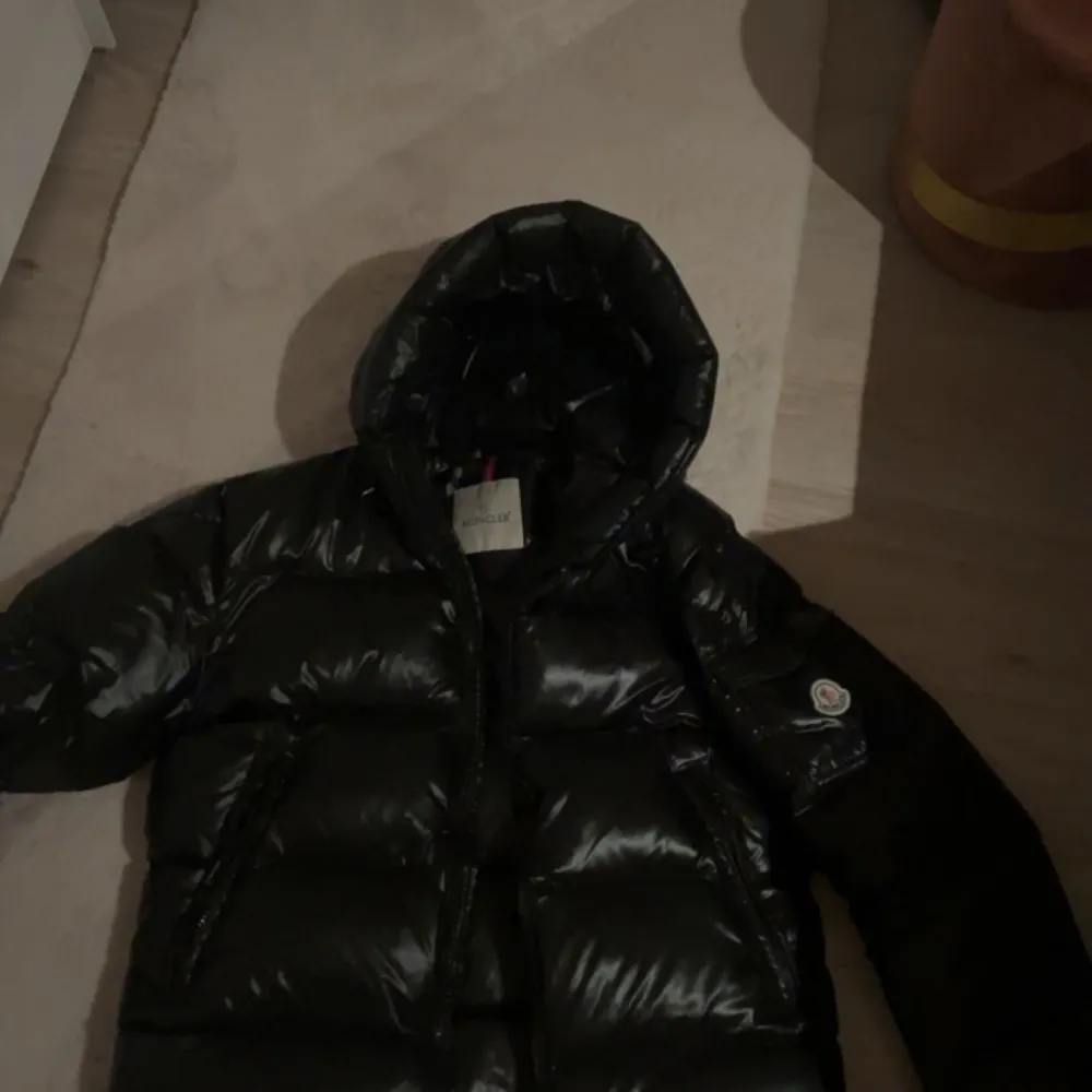 Moncler vinterjacka i nyskick. Den är bra o varm för vintern säljer den för den börjar bli för liten . Jackor.