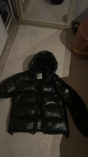 Moncler ercins  - Moncler vinterjacka i nyskick. Den är bra o varm för vintern säljer den för den börjar bli för liten 
