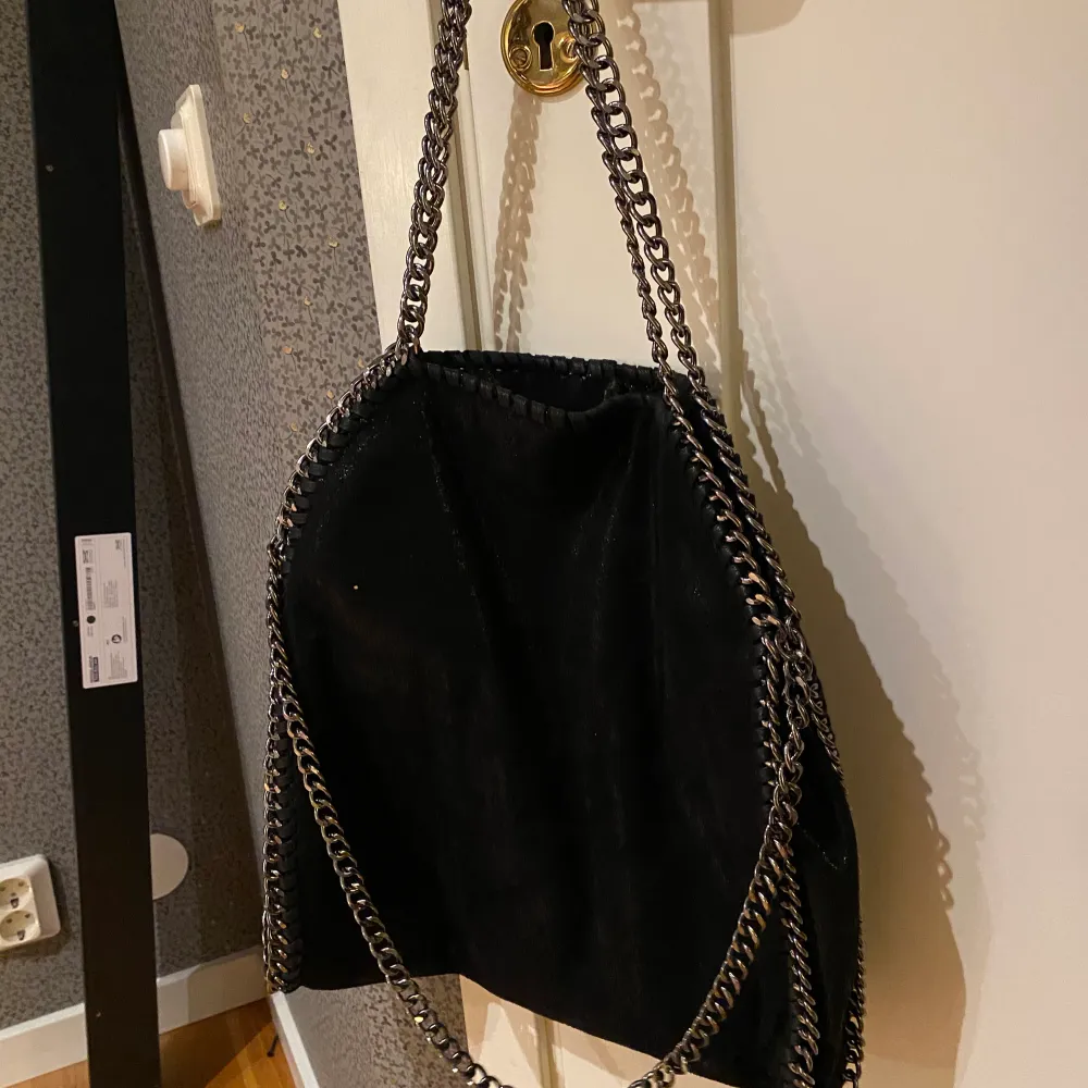Ny Stella McCartney liknande svart väska från Chelsea , köpt för 400kr men kommer tyvärr inte komma till användning ❤️bra med plats och bra små fack ❤️👌 TRYCK INTE PÅ KÖP NU. Väskor.