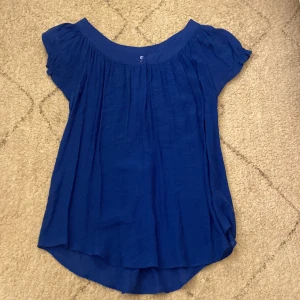 Blå gullig blus - En blå blus köpt från Saint Tropez, storlek M. Säljer för 30kr