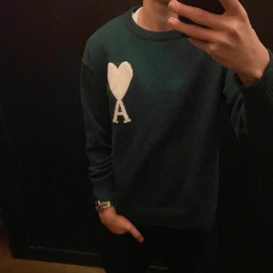 Ami Paris stickad tröja - Skitsnygg ami de Paris tröja i nästan nyskicka (använd 2-3 gånger) säljer för kommer inte till användning. Modellen på bilden är 178