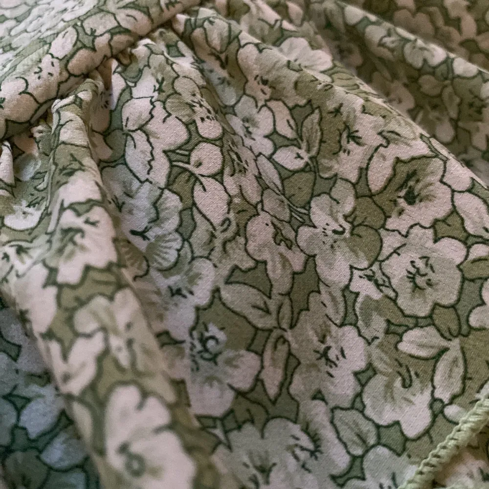 En grön blommig kjol köpt från Shein för 99kr säljer för 50kr, jätte gullig till sommaren. Storlek: 11-12 Midjemått: 73, längd: 47.. Kjolar.
