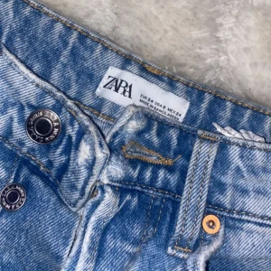 Byxor från zara - Säljer dessa jätte fina jeans från zara som jag växt ur. Bilderna blev inte så bra så skriv gärna för bättre. Kvaliten är väldigt bra och jag är öppen för prisförslag