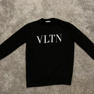 Valentino tröja - Nu har vi inne ett plagg av klass😍👌En svart äkta valentino tröja som är väldigt svår att hitta👌Om du letar efter ett fint plagg till ett exeptionellt pris så har du kommit helt rätt💫Skicket är 8,5/10 Nypris: 6350 Vårt pris: 1999kr🤩