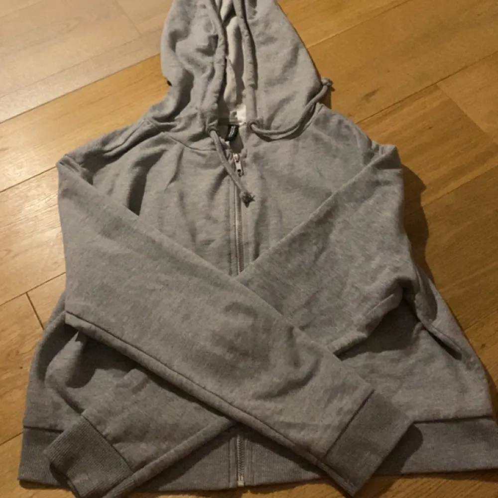 Köp nu eller kom med prisförslag över! . Hoodies.