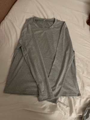 Ett grå sett - Jag köpte denna varan nyligen fast passade inte mig. Har aldrig använt den. Den kommer passa om man har storlek S och M, det är storlek L men är inte stor. 