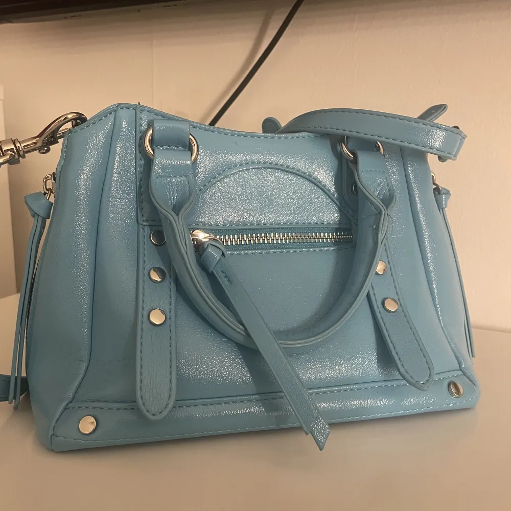 Säljer denna fina blåa väska pga kommer inte till användning, använd 1 gång🤍. Väskor.