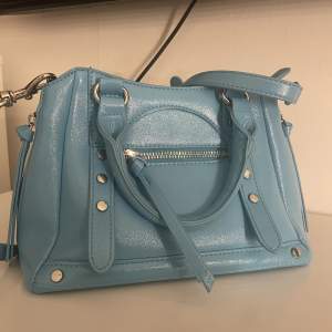Säljer denna fina blåa väska pga kommer inte till användning, använd 1 gång🤍