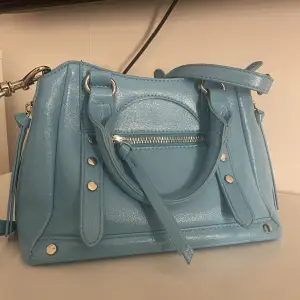 Säljer denna fina blåa väska pga kommer inte till användning, använd 1 gång🤍