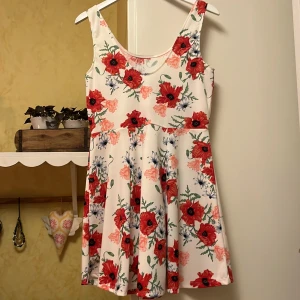 Blommig klänning  - Blommig klänning ifrån hm