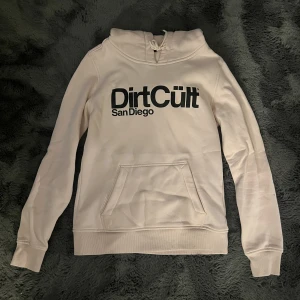 Dirtcult Hoodie - Säljer nu min Dirtcult Hoodie då den aldrig används längre, använd ungefär 5 ggr mycket fint skick. Inga skador eller något. Storlek S men passar också Xs. 
