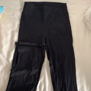 Gina tricot flare - Utsvängda träningsbyxor. Jag har dock tagit bort ettiketen där bak då jag ansåg att det störde. Men byxan är ifrån gina tricot nypris 499kr. Även slutsålda.