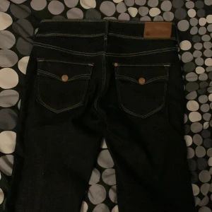 Lowwaist mörka skinny jeans - Säljer dessa lågmidjade mörka skinny jeans med assnygga fickor. Säljer för att de inte kommer till användning, dom är i nästan oanvänt skick. Skriv för bilder eller mått! 