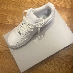 Helt nya air force 1  - Helt nya air force 1, kritvita. Skick 10/10 storlek 44