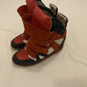 Isabel marant  - Unika Isabel marant skor. Använt skick, men fortfarande bra och fungerande. Storlek 39.