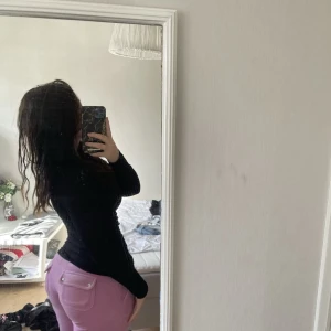 rosa Juicy Couture-byxor - Säljer rosa Juicy Couture-byxor, storlek XS, knappt använda och i toppskick! Perfekt för dig som vill kombinera stil och komfort. Pris: 400kr Kan mötas upp i Jönköping eller skicka mot fraktkostnad.