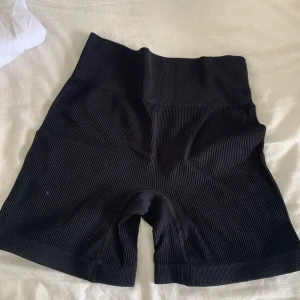 Träningsshorts - Ett par shorts som man kan använda till vardagen eller träningen. Otrolig fina på, men dock för stora på mig därav säljer jag de🌸🌸😭