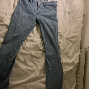 Lågmidjade Levis jeans - Lågmidjade utsvengda Levis jeans i ljusblått, jättefina och sköna❤️❤️