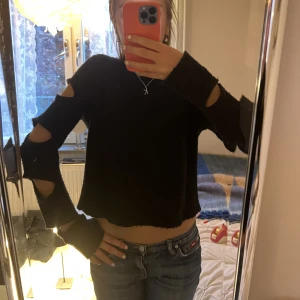 Stickad  - Så najs stickad tröja me hål i armarna😍