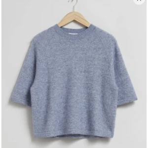 Trekvartärmad tröja - Säljer superfin Trekvartärmad tröja från &other stories i färgen blå. Storlek S, bra skick! Köp direkt för 600kr kan tänka mig att byta färg också😇