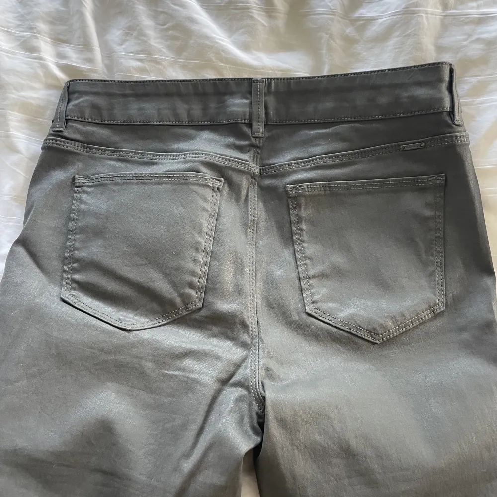 Gråa jeans från massimo duttii EU 40, liten i storleken. De är i bra skick. Bra längd på mig som är 168. Straight/slim fit. Nypris: 999kr Passar även XS och S. De är otroligt sköna och stretchiga. Jeans & Byxor.
