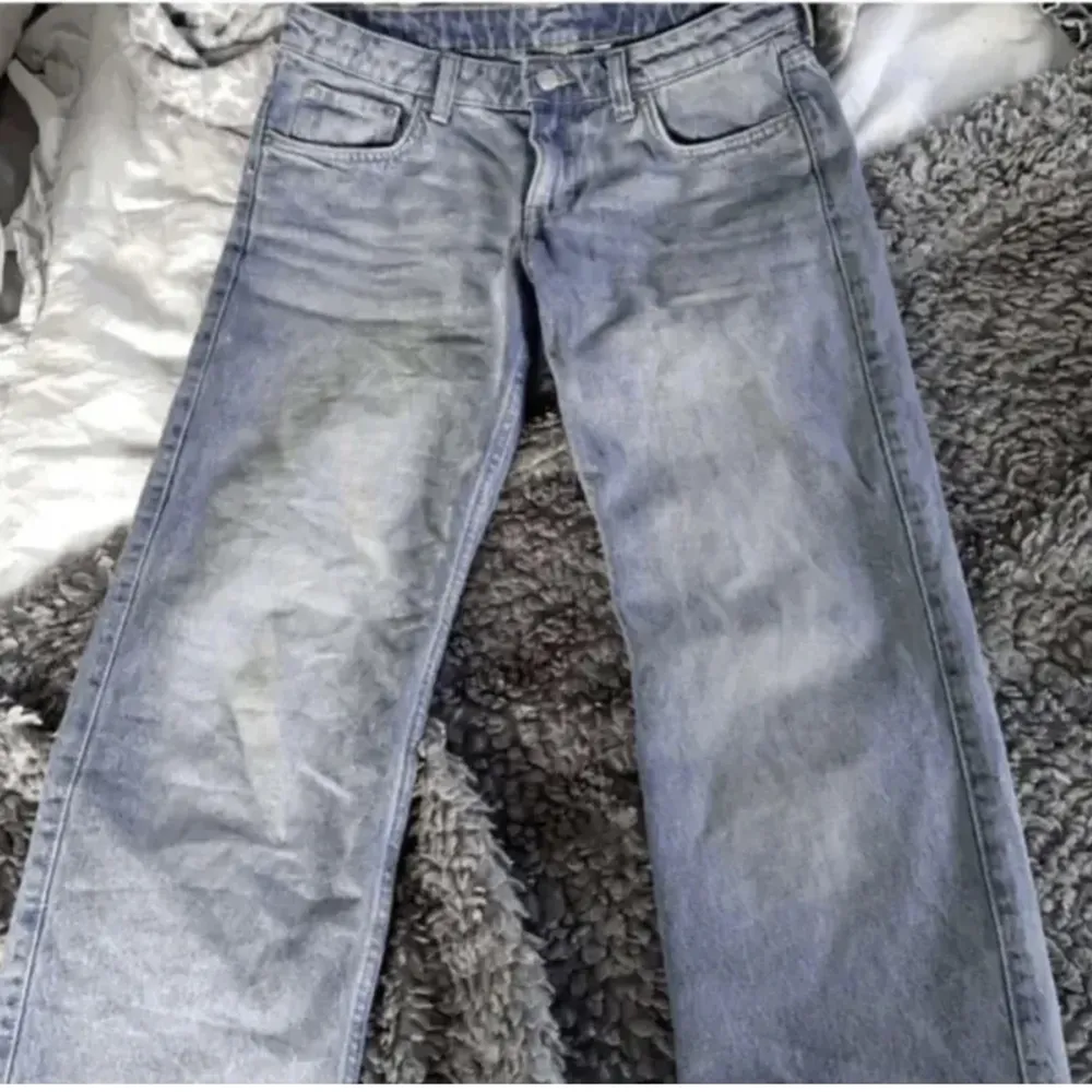Säljer mina lågmidjade weekday jeans i strl 25/32 (s) och i färgen seventeen blue. Använd fåtal gånger och köparen betalar frakten. OBS: lånade bilder!. Jeans & Byxor.