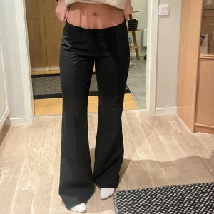 Lågmidjade kostymbyxor  - Säljer ett par superfina lågmidjade kostymbyxor🫶🏼 Jag är 170cm lång. 