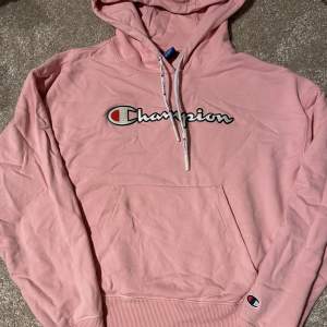 Jättefin rosa hoodie från märket champion. Hoodien är använd men i bra skicka. Köpt för 799kr, säljs för 50kr!