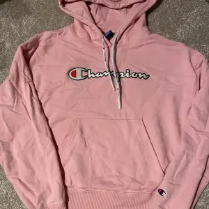 Jättefin rosa hoodie från märket champion. Hoodien är använd men i bra skicka. Köpt för 799kr, säljs för 50kr!