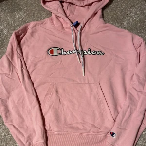 Rosa hoodie - Jättefin rosa hoodie från märket champion. Hoodien är använd men i bra skicka. Köpt för 799kr, säljs för 50kr!
