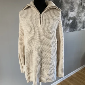 Stickad tröja med dragkedja - Fin offwhite tröja som endast har kommit till användning ett fåtal gånger💛