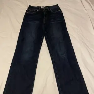 Säljer mina mörkblå low waist jeans från levi’s som inte kommer till användning.