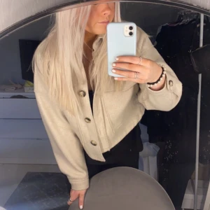 Höstjackan  - Jätte fin jacka som är parfekt till hösten/våren❤️ den är köpt på zalando och märket är strandivarius