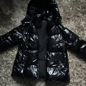 Zara jacka  - Knappt använd Zara jacka, perfekt till vintern och i bra skick. Storlek XS