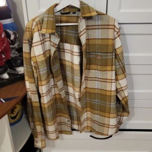 Dickies Flannel - Säljer min skjorta då ja har ny stil. Använd typ 3 gånger, skick 9/10  Jag är 178cm på tredje bilden.  Priset är inte hugget i sten