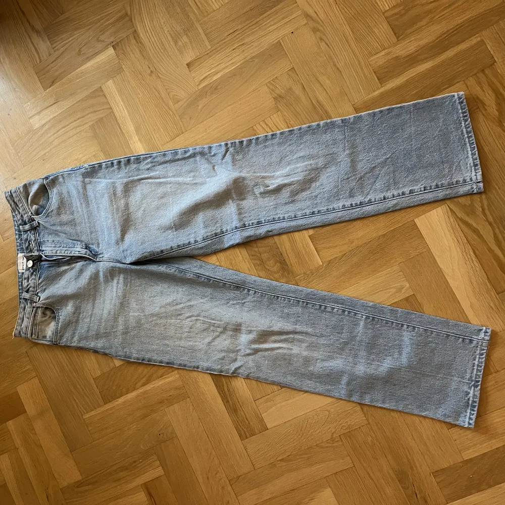 Jeans från Abrand i superfint skick då de inte kommer till användning. Köpte för ca 1000kr förra året. Stl 28 passar en S. Sitter superfint över rumpan. Modellen heter ’94 high straight . Jeans & Byxor.