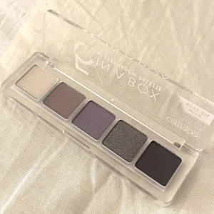 Mini eyeshadow palette - Säljer den här helt nya och aldrig använda ögonskuggspaletten från catrice i superfina både matta och skimriga skuggor!!🤍🤍Säljer för 40kr
