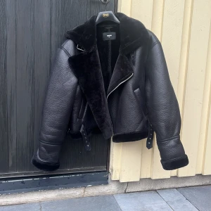 Varm skinnjacka - Varm, mysig skinnjacka med fluffigt foder! 100% polyester 