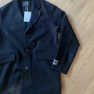 Axel arigato kappa - Helt ny ”Axel arigato wool coat” lappen är kvar! Storlek L men passar M-L beroende på hur du vill att den sitter. Pris kan diskuteras, hör av er vid frågor osv. Fraktar & möts upp i Stockholm! ❤️