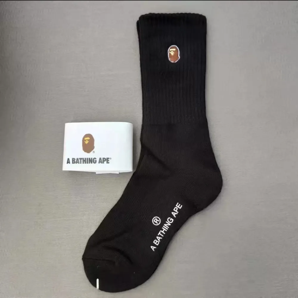 Köpte från officiella Bape hemsida. Medföljer originell förpackning och kvitto. Passar mig storlek 46 (Står det är 42-46) men kan ändra från person till person. Asusteet.